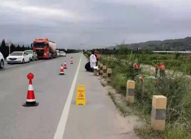 泓源城東污水處理公司組織開展四十里鋪倒虹吸井溢水應(yīng)急救援演練活動(圖2) 泓源城東污水處理公司組織開展四十里鋪倒虹吸井溢水應(yīng)急救援演練活動(圖2)