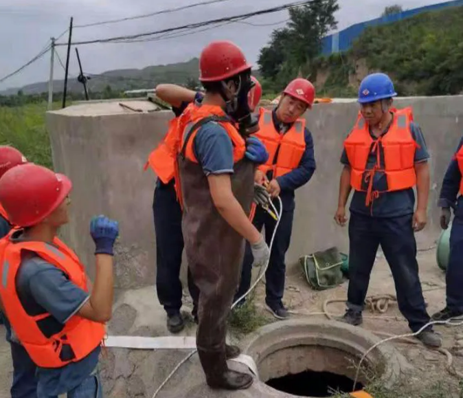泓源城東污水處理公司組織開展四十里鋪倒虹吸井溢水應(yīng)急救援演練活動(圖3) 泓源城東污水處理公司組織開展四十里鋪倒虹吸井溢水應(yīng)急救援演練活動(圖3)