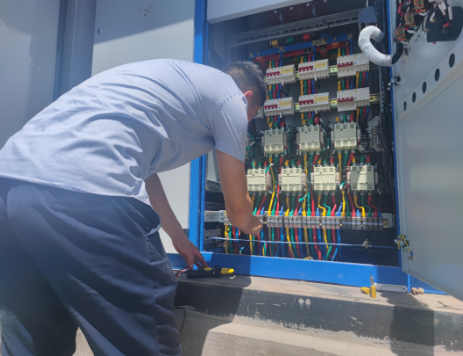 市產(chǎn)投集團宜浩園林公司對園區(qū)路燈配電設(shè)施開展專項巡檢工作(圖2) 市產(chǎn)投集團宜浩園林公司對園區(qū)路燈配電設(shè)施開展專項巡檢工作(圖2)